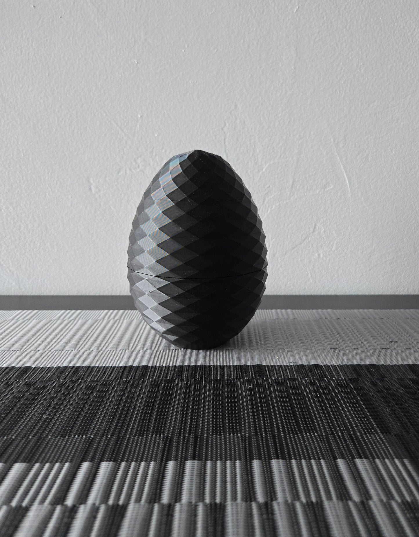 Geometric Twist Egg Capsule - Black