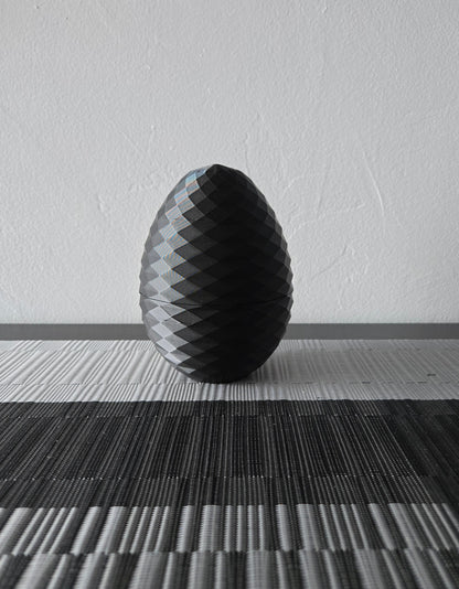 Geometric Twist Egg Capsule - Black