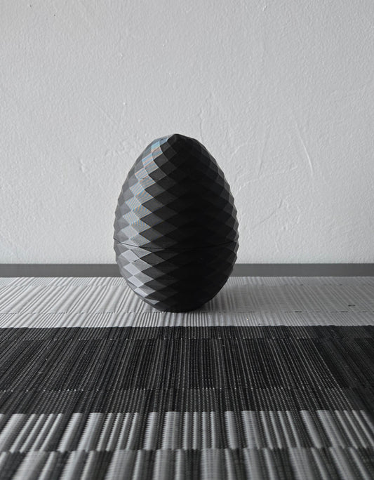 Geometric Twist Egg Capsule - Black