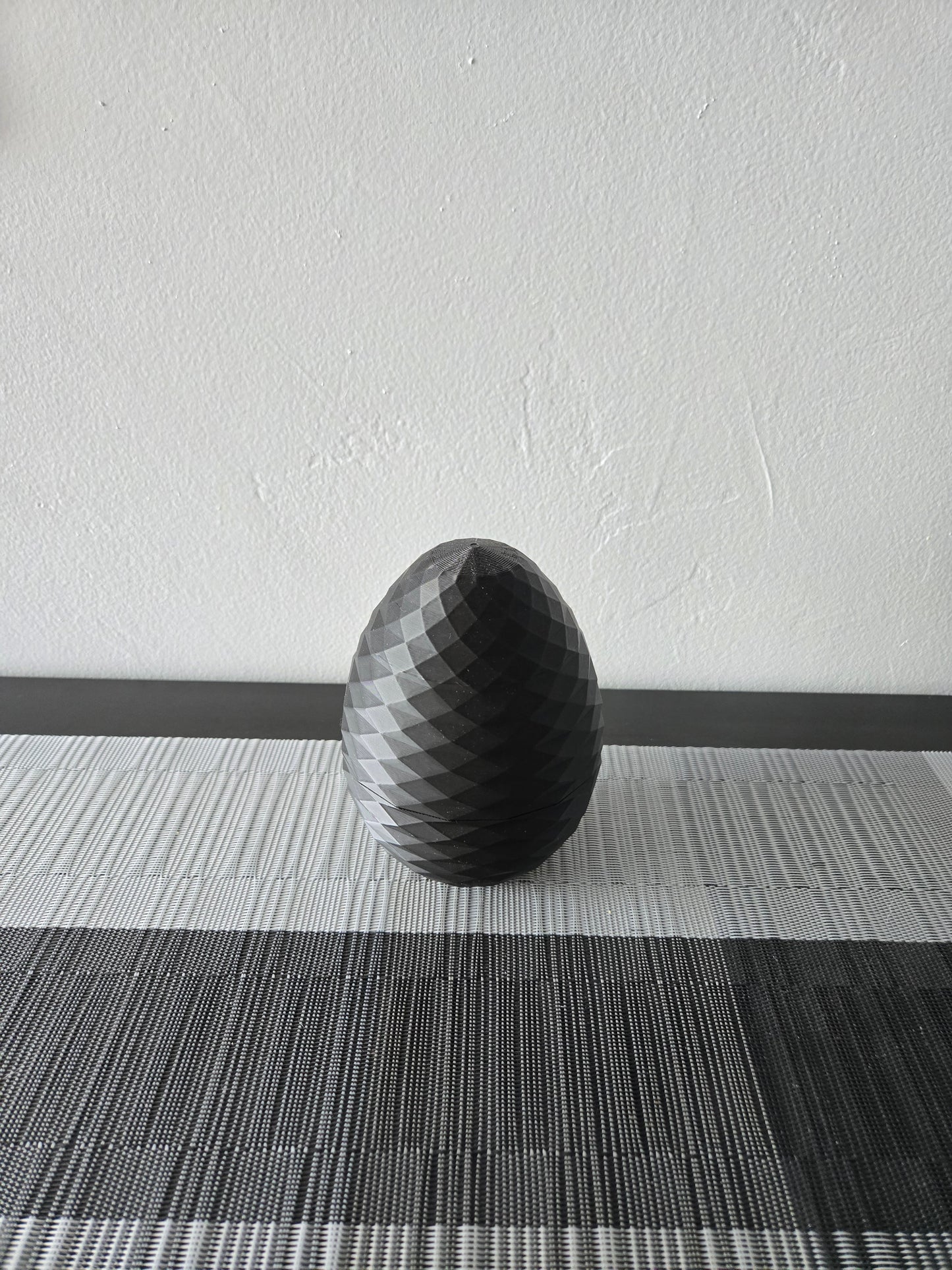 Geometric Twist Egg Capsule - Black