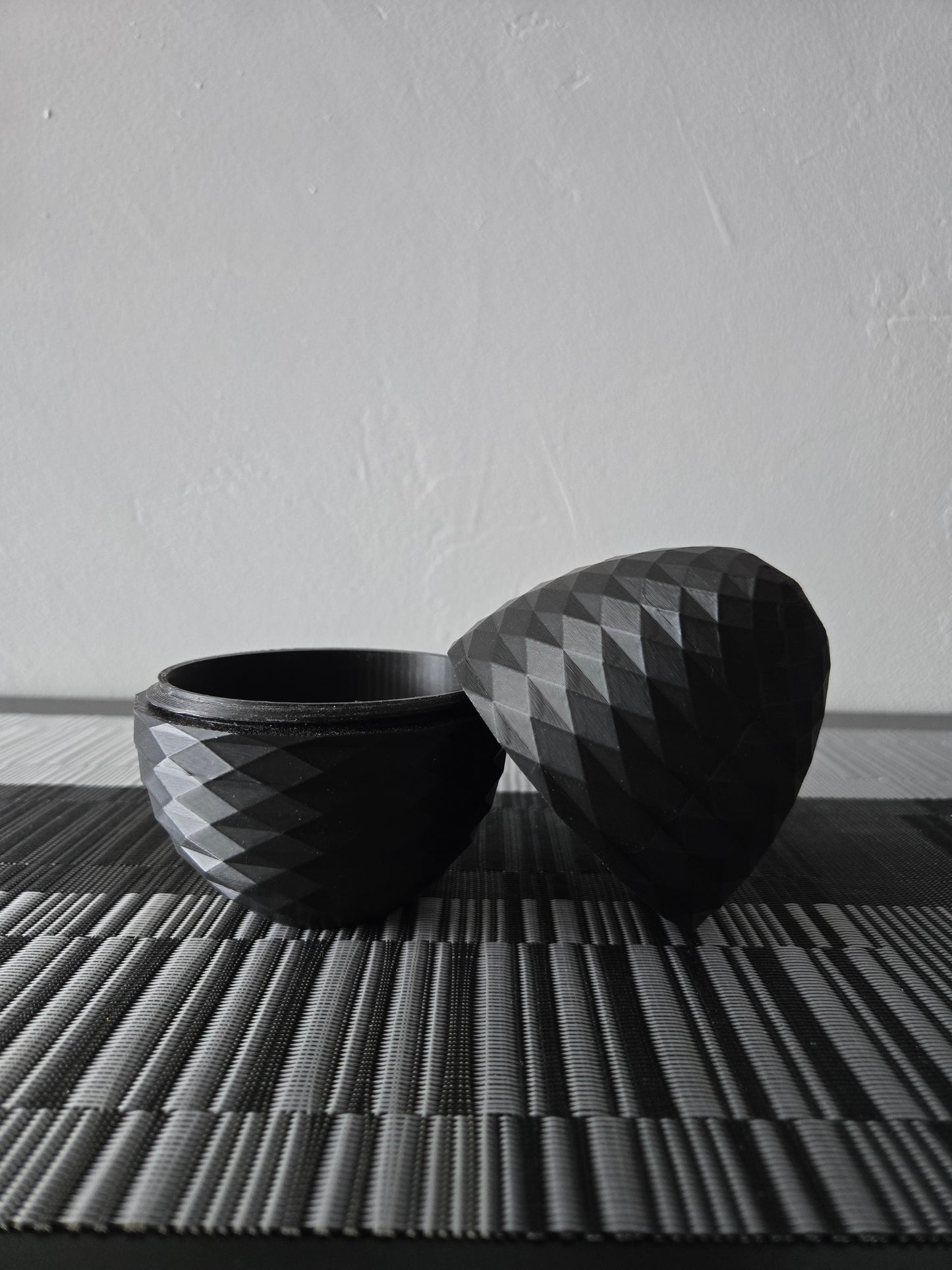 Geometric Twist Egg Capsule - Black