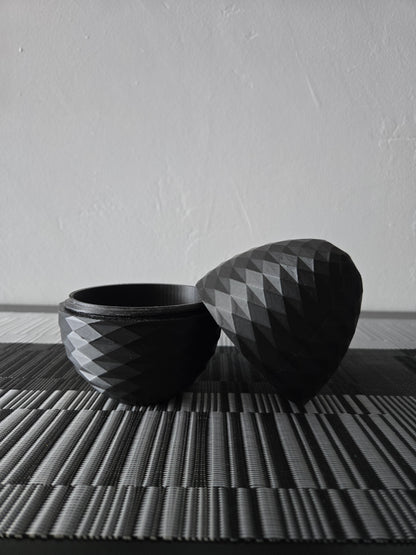 Geometric Twist Egg Capsule - Black