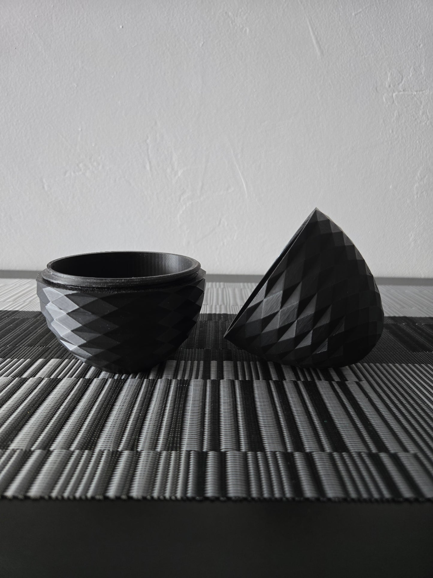 Geometric Twist Egg Capsule - Black